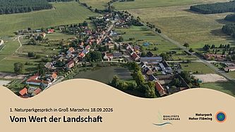 Blick auf Dorf und Landschaft aus Vogelperspektive. Im unteren Bereich eine Welle mit beiger Farbe, Text und Logos.