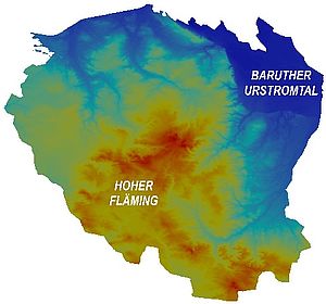 Eine Reliefkarte eines Gebietes in den Farben gelb, orange, rot, hell- und dunkelblau.